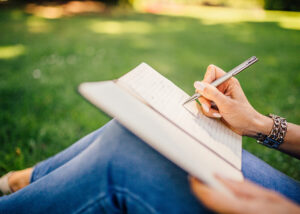 Read more about the article How To Become A Copywriter & Earn Six Figures.